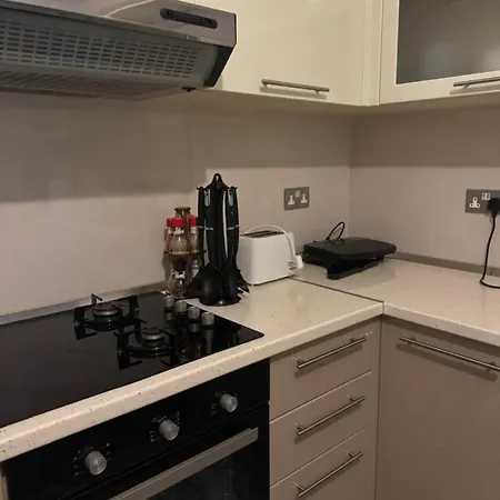 Villa 5 Bedroom! 12 Min To Airport! Private Parking