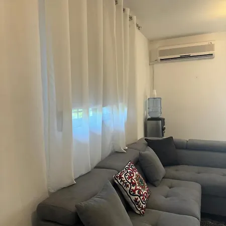 Villa 5 Bedroom! 12 Min To Airport! Private Parking *
