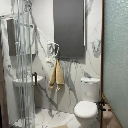 5 Bedroom! 12 Min To Airport! Private Parking *