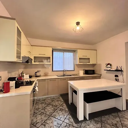 5 Bedroom! 12 Min To Airport! Private Parking Kamez
