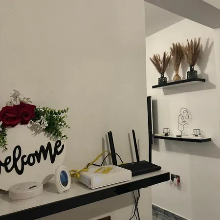 5 Bedroom! 12 Min To Airport! Private Parking Villa