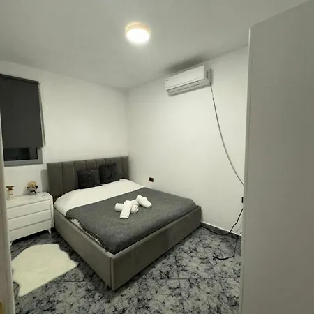 5 Bedroom! 12 Min To Airport! Private Parking